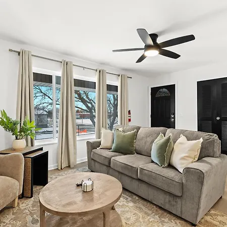 Cozy Upper Flat King Bed In Central Location